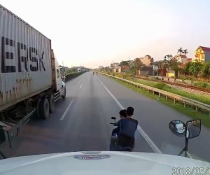 2 thanh niên đánh võng, cố tình chặn đầu container để thách thức tài xế