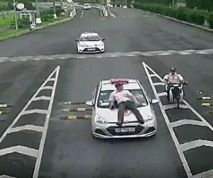 Bắt khẩn cấp tài xế taxi hất nhân viên An ninh hàng không Nội Bài lên nắp capo