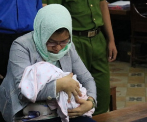 Bị cáo ôm con mới sinh đến phiên xử Hứa Thị Phấn