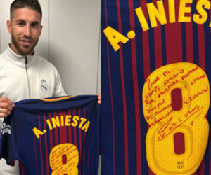Iniesta bất ngờ tặng áo đấu El Clasico cuối cùng cho Ramos