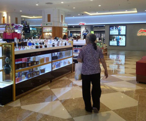 Lần đầu bước khỏi lũy tre làng lên thủ đô chơi, cụ bà mong có 200 triệu để mua cả trung tâm thương mại