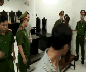 Nhận án tử hình, Thọ 'sứt' vẫn bình tĩnh tranh thủ hôn trộm bạn gái cũ trước khi rời tòa
