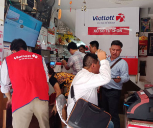 Nườm nượp đến mua vé cầu may tại đại lí Vietlott bán vé trúng gần 304 tỉ đồng