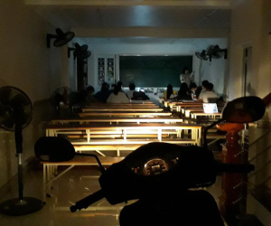 Teen 2000 trước kì thi ĐH: Thắp nến, bật đèn pha xe máy để tranh thủ ôn bài