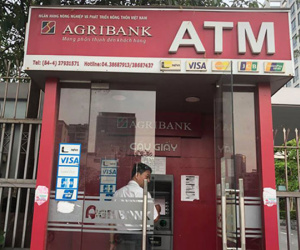 Than lỗ, nhiều ngân hàng muốn tăng phí rút tiền ATM