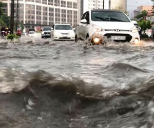 Video: Máy bơm khổng lồ chạy hết công suất, đường Nguyễn Hữu Cảnh vẫn ngập