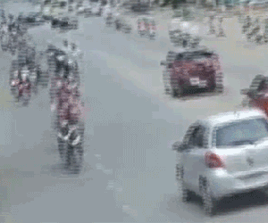 Video: Ôtô 'điên' lao vào dòng người đi xe máy