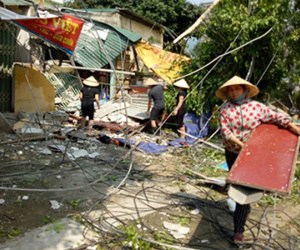 Lốc xoáy quật gãy cột phát sóng viễn thông, đè sập nhà