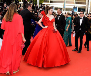 Lý Nhã Kỳ đẹp rực rỡ, khoe ngực nóng bỏng trong thiết kế Việt tại LHP Cannes 2018