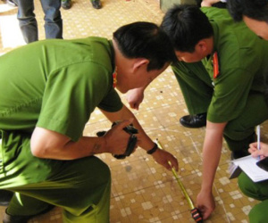 Nữ sinh lớp 12 khóc đỏ mắt trước thảm cảnh mẹ cùng em trai sát hại bố