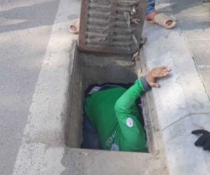 Tài xế GrabBike chui cống tìm thẻ ngân hàng giúp cô gái Anh