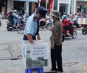 Thùng tiền 'khó khăn, hãy lấy 3 tờ' ở Sài Gòn: Có người lấy cả bao gom tiền