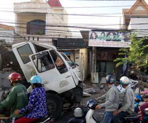 Xe bồn chở xăng tông sập hai căn nhà ở Vũng Tàu