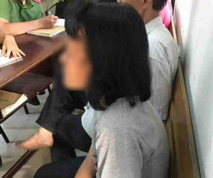 Bé gái 13 tuổi bị công an còng tay đưa về trụ sở