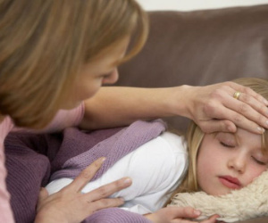 Cha mẹ cần xử lý thế nào khi trẻ em ốm trong thời tiết nắng nóng?