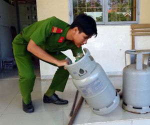 Công an còng tay bé gái 13 tuổi khi gia đình phản đối cưỡng chế nhà