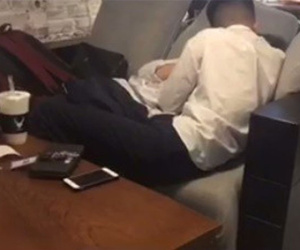 Đôi học sinh 'yêu' trong quán cafe khiến người đối diện đỏ mặt, không thể ôn bài