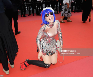 Thảm đỏ Cannes ngày 2: Vẫn không thiếu chiêu trò khoe thân gây sốc