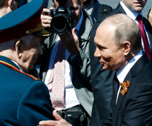 Thấy người lính già bị xô mạnh, ông Putin đích thân 'giải vây', bắt tay, mời đi cùng