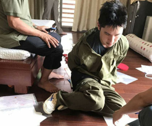 Thiếu tướng Công an bắt gọn tên cướp đang khống chế con, cháu mình