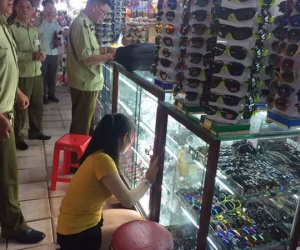 Thu giữ hàng nghìn đồng hồ, mắt kính nghi hàng giả tại chợ Bến Thành