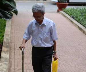 Bị cáo 77 tuổi dâm ô trẻ em ở Vũng Tàu chống gậy đến toà