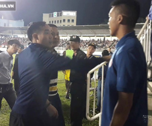 Bị CĐV chủ nhà tiếp cận, HLV Chu Đình Nghiêm hô: 'Mày định đánh tao à?'