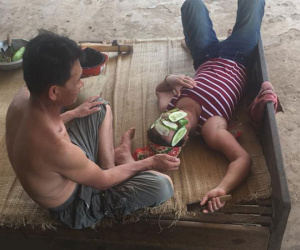 Bố ra vườn hái dưa chuột đắp mặt nạ cho mẹ: Hình ảnh đẹp nhất ngày hôm nay