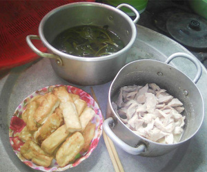 Bức ảnh mâm cơm 5 người ăn chưa đến 30 nghìn, lại vừa bế con vừa nấu của mẹ trẻ gây tranh cãi