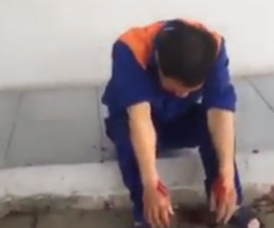 Clip: Nghi bị đổ thiếu, khách hàng đánh nhân viên cây xăng chảy máu mồm