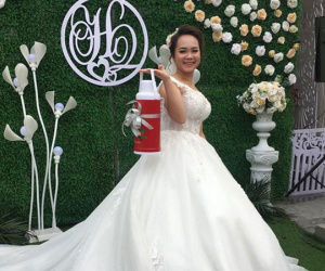Có những người dành cả tuổi thanh xuân để đi ăn cưới và nghĩ trò 'troll' cô dâu chú rể