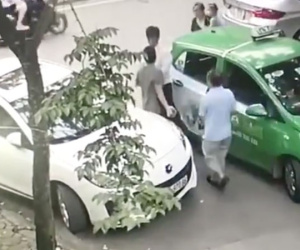 Hà Nội: Hai tài xế cầm gạch đánh nhau sau va chạm khiến một người đổ máu