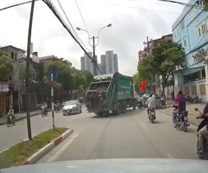 Hà Nội: Va chạm với xe rác đang quay đầu, người đàn ông thoát chết trong gang tấc