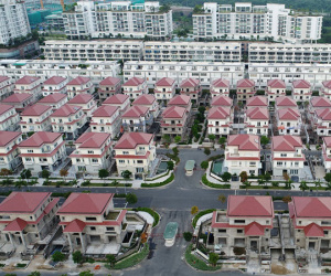 Khu đô thị xa hoa đối lập những ngôi nhà nát giữa lòng Thủ Thiêm