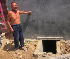 Làm rơi điện thoại vào nhà wc, người phụ nữ không ngờ sự bất cẩn này lại làm chết 2 mạng người oan uổng