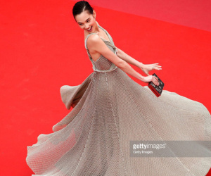 Màn đi thảm đỏ hài nhất Cannes 2018: Tình cũ G-Dragon chiếm hẳn 9 phút để...'xoay tròn'