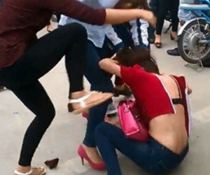 Nghi chồng ngoại tình, vợ dùng kéo cắt tóc, đâm vào đùi 'bồ nhí'