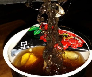 'Tố' trà sữa của một thương hiệu có tiếng Hà Nội có cả búi tóc và rác, khách hàng còn bị nghi ngờ bịa chuyện chơi xấu
