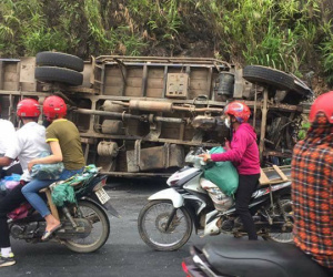 Xế hộp đối đầu xe tải kinh hoàng, 3 người thương vong