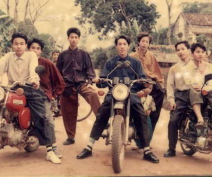 Hội Rich Kids thập niên 90 sáng nhất hôm nay: Ai cũng phối đồ đi trước thời đại, khoe cả dàn mô tô xịn sò