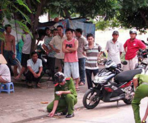 Nghi án nam thanh niên thoi thóp bên cạnh xe máy vì bị truy sát