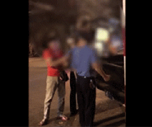 Video người đàn ông gây sự với thanh tra giao thông: 'Đường nhà tao, mày không được đỗ xe'