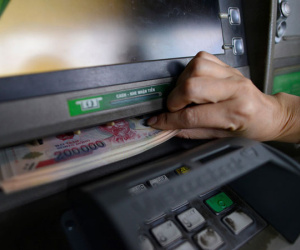 ATM có chức năng làm gì mà ngân hàng cứ tăng phí?