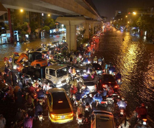 Chùm ảnh: Giao thông qua đường Nguyễn Trãi tê liệt sau cơn mưa lớn như trút nước tối 12/5