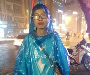 Khuôn mặt đáng thương của cô nàng 'chạy ngay đi' khi gặp giông bão làm dân mạng 'điên đảo'