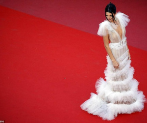 Thảm đỏ Cannes ngày 5: Kendall Jenner lộ ngực trần, 'Hoa hậu đẹp nhất mọi thời đại' khoe vòng 1 nghẹt thở
