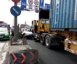 Va chạm với container, ô tô quay ngược đầu, tài xế thoát chết trong gang tấc