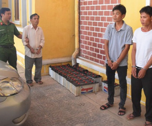 Bốn người chuyên ăn trộm bình ắc-quy tàu đánh cá