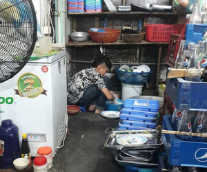 Câu chuyện của cậu bé tỉnh lẻ 15 tuổi lên Hà Nội rửa bát kiếm tiền nuôi em khiến ai nấy chạnh lòng xúc động