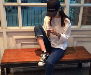 Có em gái và chồng đều nghiện smartphone, cô gái trẻ lên mạng hỏi 'sao cứ phải cắm đầu vào cái màn hình như thế?'